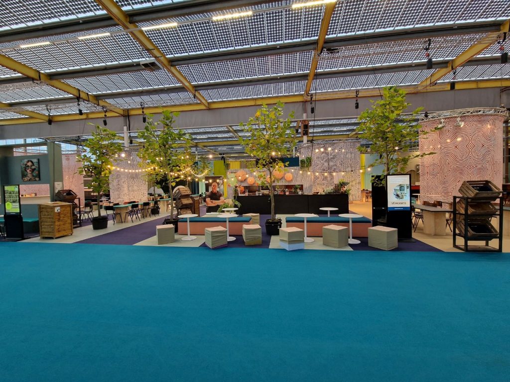 afbeelding-met-gebouw-meubels-plant-zwembad