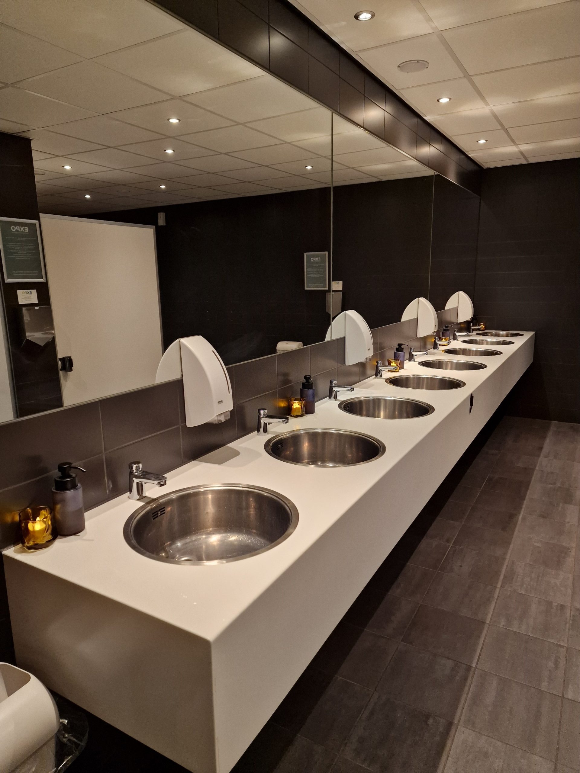 Afbeelding met overdekt, toilet, muur, Sanitair armatuur Automatisch gegenereerde beschrijving
