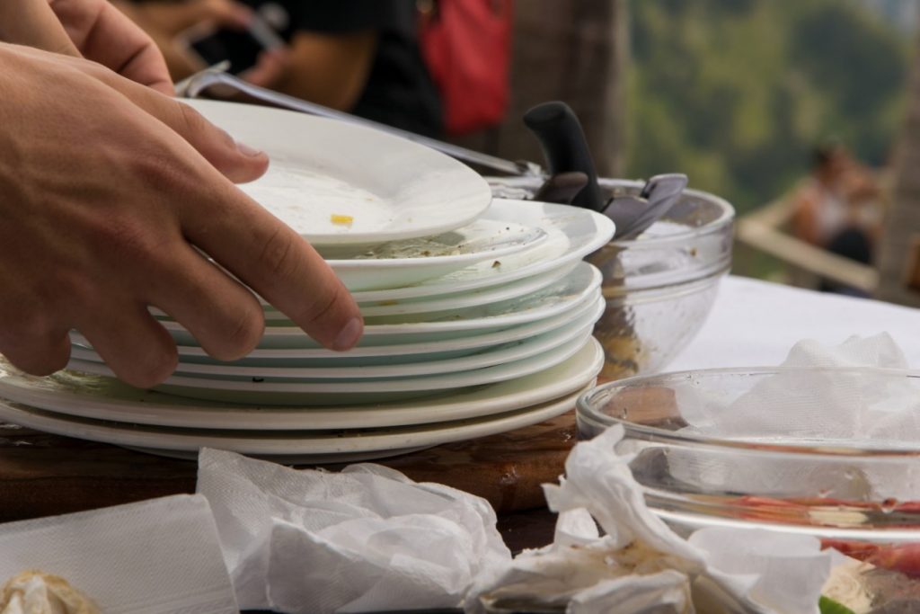 afbeelding-met-persoon-tafelgerei-voedsel-tafel